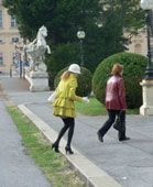 Foto: Zwei Frauen gehen hintereinander am Bürgersteig