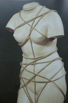 Foto: Statue eines Frauenkörpers in Fesseln