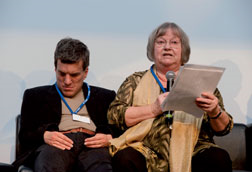 Foto: Dietmar Zöller sitzt neben seiner Mutter