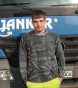 Fotographie eines jungen Mannes vor einem Lastwagen
