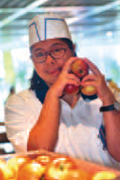 Fotographie einer jungen Frau mit Äpfel in der Hand
