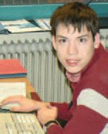 Fotographie eines jungen Mannes an einem Schreibtisch