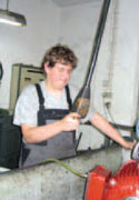 Junger Mann in einer Werkstatt