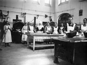 Foto von Menschen in einer Küche beim Arbeiten