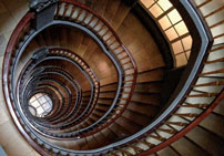 Dieses Foto zeigt ein spiralförmiges Stiegenhaus aus der
                  Vogelperspektiver.