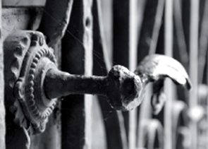 Schwarz-weiß Fotographie einer eisernen Türklinge