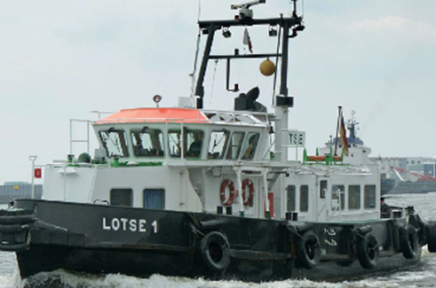 Fotographie eines fahrend Schiffes mit dem Namen Lotse
1