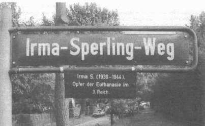 Foto eines Straßenschildes mit der Aufschrift: Irma-Sperling-Weg
Opfer der Euthanasie im dritten Reich.