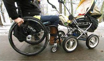 Eine Rollstuhlfahrerin mit einem Kinderwagen