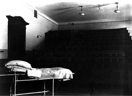Foto eines Hörsaales mit Vorführbett in der Psychiatrischen Klinik
Innsbruck.