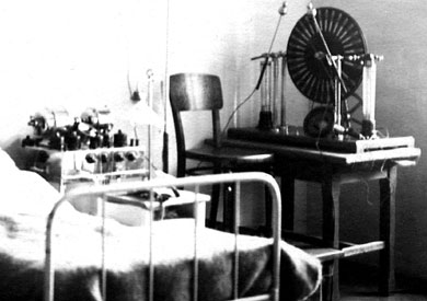 Foto eines Bettes mit medizinischen Geräten.