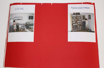 Rote Seite auf der zwei Fotos verteilt sind, die eine Person in
                           der Küche und eine in einem Fehrnsehzimmer zeigen. Text über den
                           Fotos: Küche und Fehrnsehzimmer