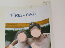 Foto mit zwei Personen in Badebekleidung mit dem Titel:
                                 Frei-Bad