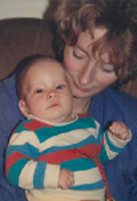 Foto einer Mutter die einen kleinen Jungen auf dem Arm hat