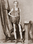 Isaac Sprague, ein junger Mann mit dünnen Armen. Bild
in Sepia.
