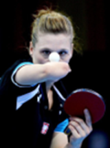 Natalia Partyka, spielt Tischtennis. Bild in Farbe.