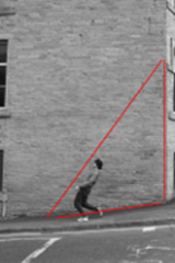 Bild 3 Dreieckskomposition. Bild in schwarz-weiß.