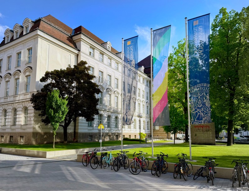 Disability Pride Flagge vor dem Ágnes-Heller-Haus der Universität Innsbruck