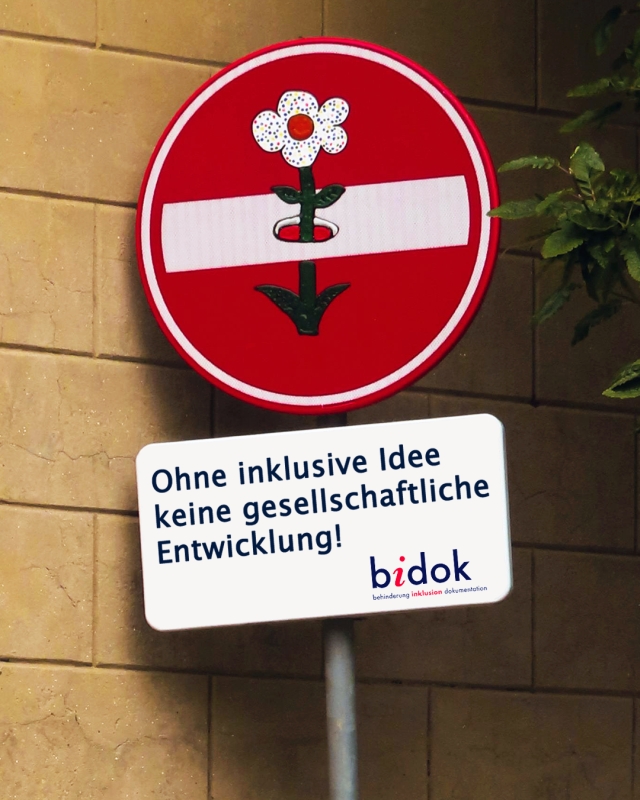 Stop-Schild: Eine Blume wächst durch die Barriere. Darunter steht: Ohne inklusive Idee keine gesellschaftliche Entwicklung! Stop-Schild: Eine Blume wächst durch die Barriere. Darunter steht: Ohne inklusive Idee keine gesellschaftliche Entwicklung!