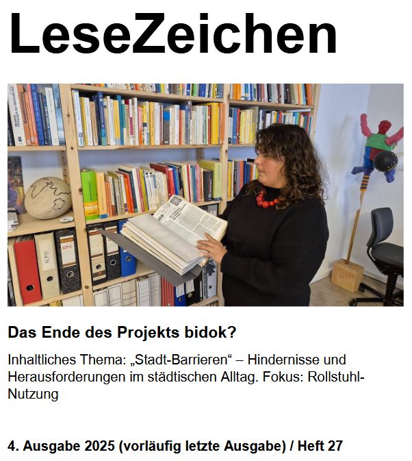 Bildbeschreibung LeseZeichen Heft 26 Cover: Projektleitung Andrea Urthaler hält einen Ordner mit Zeitschriften in der Hand. Sie trägt schwarze Kleidung und eine Halskette mit großen roten Holzperlen. Im Hintergrund ist eine Bücherwand.