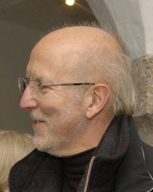 Portrait von Christian Mürner. Er trägt eine Brille und sieht zur Seite.