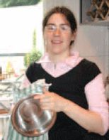 Fotographie einer jungen Frau in einer Küche