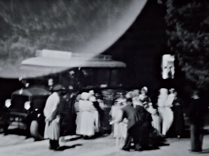 Fotographie mehrerer Menschen vor einem Kleinbus