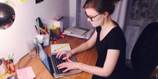 Leonie Höpfner sitzt am Schreibtisch und arbeitet an ihrem
Laptop.