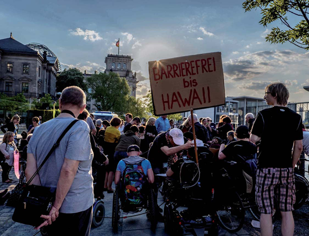 Mehrere Personen bei Protestaktion in Berlin.